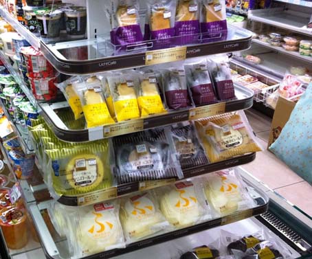 コンビニに行くとついつい見ちゃうコーナーや買ってしまうものは？